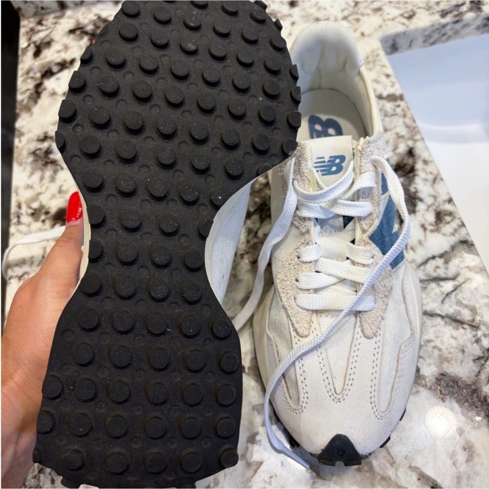 New balance sneakers, size 9 - Picture 3 of 4